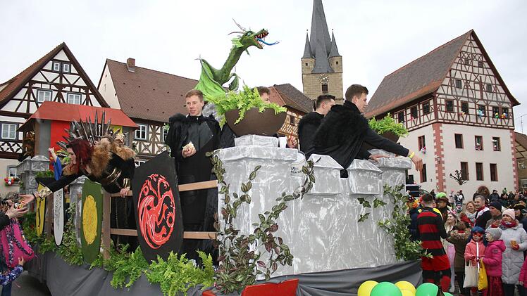 Mit ihrem "Game of Thrones"-Wagen hatten Faschingsfreunde aus Krum wieder einmal einen echten Hingucker zu bieten. Ralf Naumann