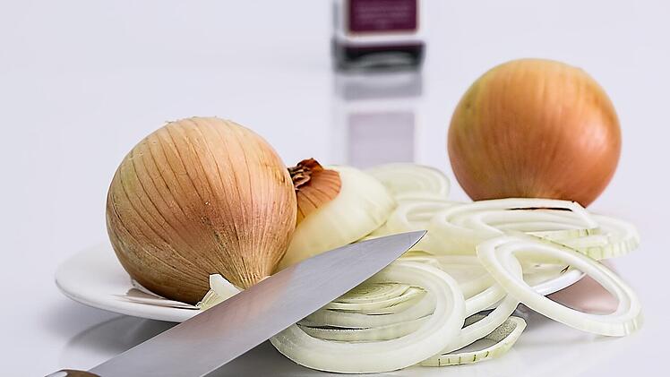 Der Zwiebelgeruch kann mithilfe einiger Hausmittel schnell vertrieben werden.