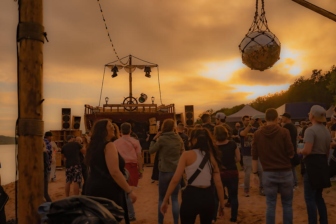Sommer. Sonne. Tanzen. Techno. Bass!
