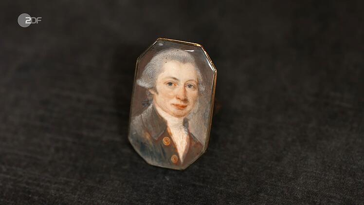 Einen Ring aus 333er Gold mit Gouache-Malerei wollte Tilman f&uuml;r 100 Euro ver&auml;u&szlig;ern. Wendela Horz erh&ouml;hte auf 600. Doch wer war portr&auml;tiert? "Mozart", glaubte Fabian Kahl. David Suppes war sicher: "Ein alter Mann". Wolfgang Pauritsch kaufte den Unbekannten f&uuml;r 370 Euro.