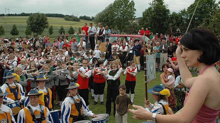 Kreisdirigentin Tanja Berthold dirigiert.
