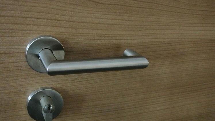 Türen mit Holzmaserung erhalten die Stationen - aus dem Kranken-Haus wird damit vom Augenschein her ein Haus der Genesung.