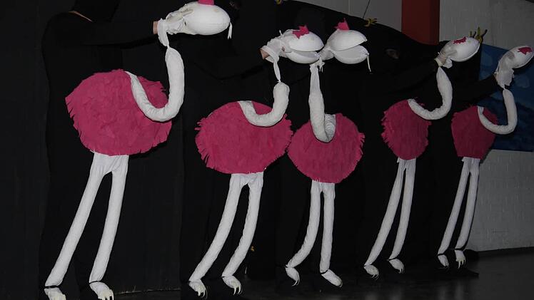 Männerballet im Schwarzlicht.