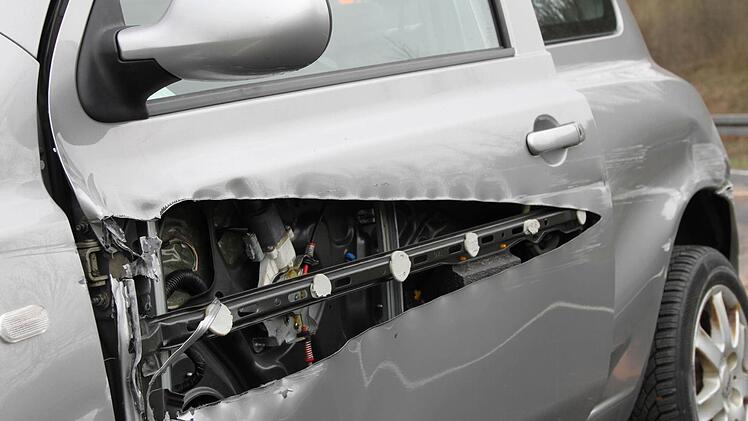 Der Aufprall schleuderte den Wagen zurück auf die Straße, wo er sich einmal um sich selbst drehte.