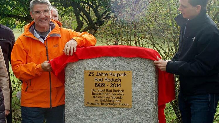 Mit Hilfe von Spendern konnte der Kurpark Bad Rodach vor 25 Jahren realisiert werden, am Sonntag wurde für sie eine Gedenktafel enthüllt.