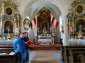 Mesner Robert Herold (links) und Kirchenpfleger Willibald Dauer kümmern sich um die Dorfkirche. Fotos: Marion Krüger-Hundrup