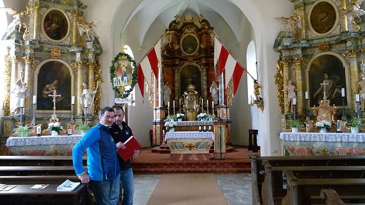Mesner Robert Herold (links) und Kirchenpfleger Willibald Dauer kümmern sich um die Dorfkirche. Fotos: Marion Krüger-Hundrup