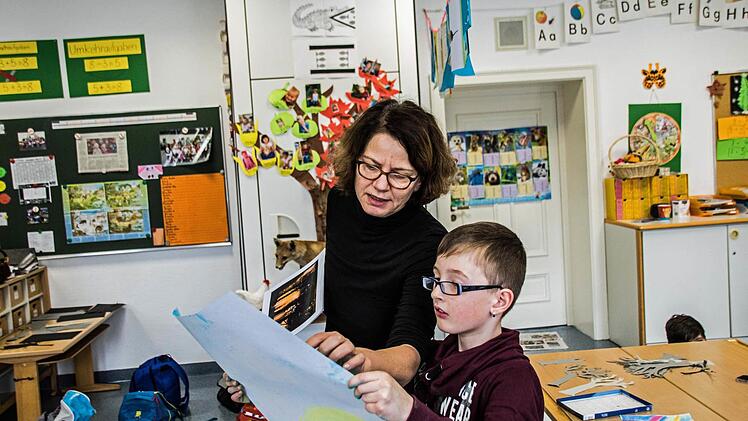 Probenarbeit in der Grundschule Wildenheid-Haarbrücken: Klassenlehrerin Carmen Schmidt begutachtet ein Gemälde als Teil des Bühnenbildes.Foto: Jochen Berger