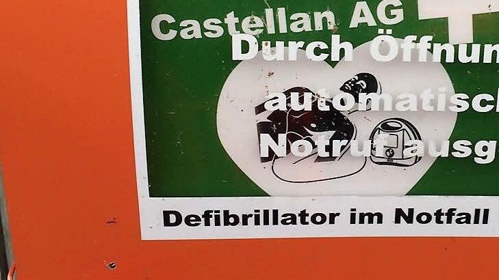 Tritte und Dellen sind Spuren des Vandalismus am Defibrillator