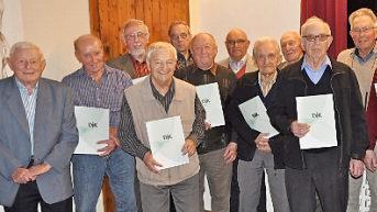 Die Wiedergründungsmitglieder wurden mit dem DJK-Treuezeichen (Gold mit Lorbeer) für 60 Jahre Mitglied geehrt (von links): Helmut Heil, Karl Kraus, Hermann Bauer, Heinrich Heurich, Herbert Leibold, Edmund Helfrich, Ludwig Möller, Alfons Kraus, Heinrich Kraus, August Hembacher, Helmut Hohmann, Anton Dehler und Siegmund Gärtner. Es fehlen: Otmar Bauer, Winfried Elm, Franz Heil, Alois Klein, Winfried Klein.