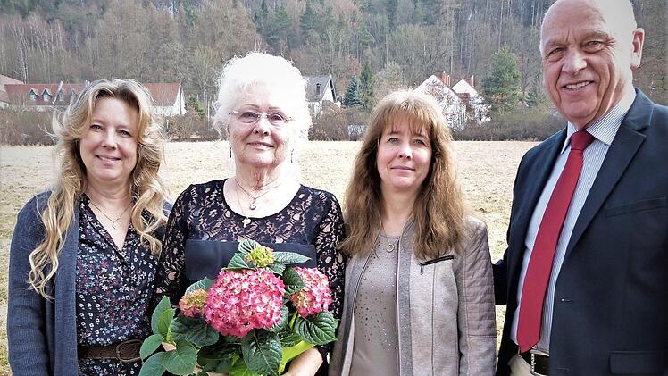 Die Jubilarin mit ihren Töchtern Debra Hartmann (links) und Donna Täffner (rechts) und Bürgermeister Hermann Anselstetter.  Foto: Reißaus