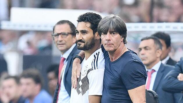 Seit&acute; an Seit&acute;: Joachim L&ouml;w (rechts) und Ilkay G&uuml;ndogan. Die Einwechslung des Mittelfeldspielers l&ouml;ste in Leverkusen Missfallensbekundungen auf den R&auml;ngen aus. Foto: Witters