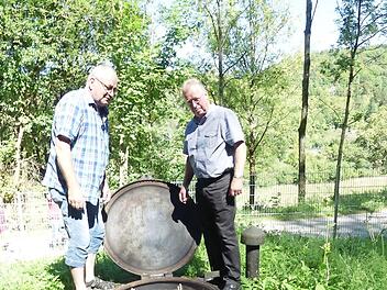 Wiesenttals Bürgermeister Helmut Taut (r.) und Wasserwart Heinrich Kutzberger stehen auf dem Tiefbrunnen. Foto: Paul Pöhlmann