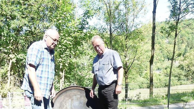 Wiesenttals Bürgermeister Helmut Taut (r.) und Wasserwart Heinrich Kutzberger stehen auf dem Tiefbrunnen. Foto: Paul Pöhlmann