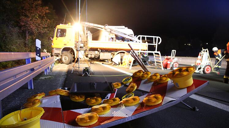 Mit schwerem Ger&auml;t musste der Fahrer aus dem v&ouml;llig demolierten Lkw befreit werden. Foto: NEWS5 / Fricke