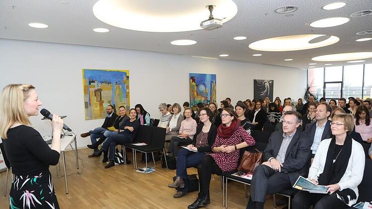 Moderatorin Isabelle Epplé stellte den Teilnehmerinnen und Teilnehmern des Lehrermedientags die digitalen Bausteine von KLARTEXT! vor, darunter das neue Quiz auf der Schulprojektsseite www.klartext.infranken.de. Foto: Barbara Herbst