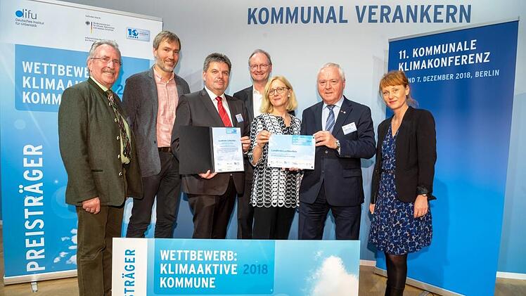 Bei der Preis&uuml;bergabe in Berlin (von links): Georg Huber, , Michael Stromer, Martin Dirauf, Moderator Sven Pl&ouml;ger, Cornelia R&ouml;sler, Helmut Fischer und D&ouml;rte Ratzmann  Foto: Hearts&Minds/DIFU