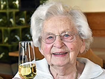 Gretel Brehm stieß mit ihren Verwandten und Freunden auf ihren 102. Geburtstag an.  Foto: Ulrike Langer