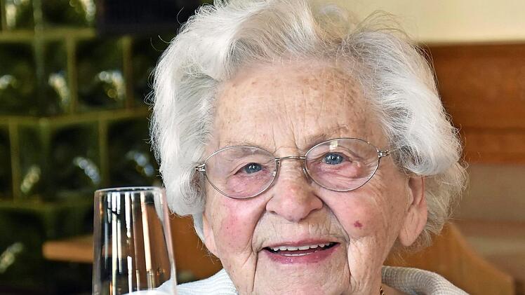 Gretel Brehm stieß mit ihren Verwandten und Freunden auf ihren 102. Geburtstag an.  Foto: Ulrike Langer