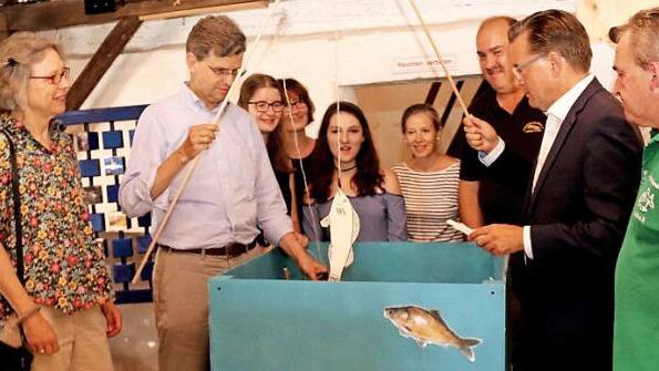 Das Angelspiel wurde gleich ausprobiert: v. l. Baronin Cornelia von Crailsheim, Baron Guido von Crailsheim, Luisa Schmidt, Anette Amtmann, Alina Batz, Franziska Kager, Klaus Müller, Karsten Fischkal und Helmut Schleicher Foto: Johanna Blum