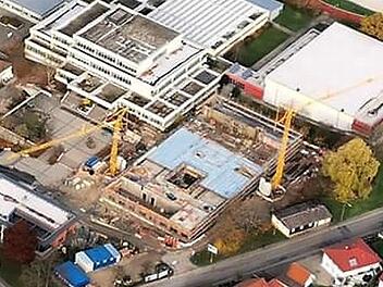 Der Gymnasiumneubau aus der Vogelperspektive: Die Decke auf dem Erdgeschoss ist fast fertig und an der Ostseite ragen bereits die ersten Wände des ersten Obergeschosses empor.