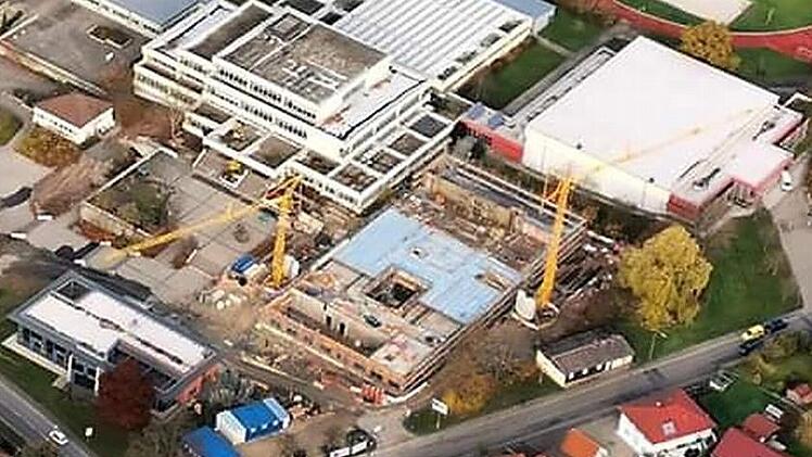 Der Gymnasiumneubau aus der Vogelperspektive: Die Decke auf dem Erdgeschoss ist fast fertig und an der Ostseite ragen bereits die ersten Wände des ersten Obergeschosses empor.