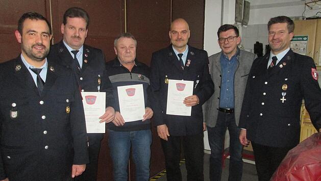 Kommandant Dennis Frey (links) sowie Vorsitzender Andreas Heilmann und B&uuml;rgermeister Armin Warmuth (von rechts) dankten Joachim Heilmann, Wolfgang Pump und J&uuml;rgen Swatosch (von links) f&uuml;r Treue und Einsatz.  Foto: Winfried Ehling