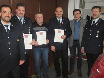 Kommandant Dennis Frey (links) sowie Vorsitzender Andreas Heilmann und Bürgermeister Armin Warmuth (von rechts) dankten Joachim Heilmann, Wolfgang Pump und Jürgen Swatosch (von links) für Treue und Einsatz.  Foto: Winfried Ehling