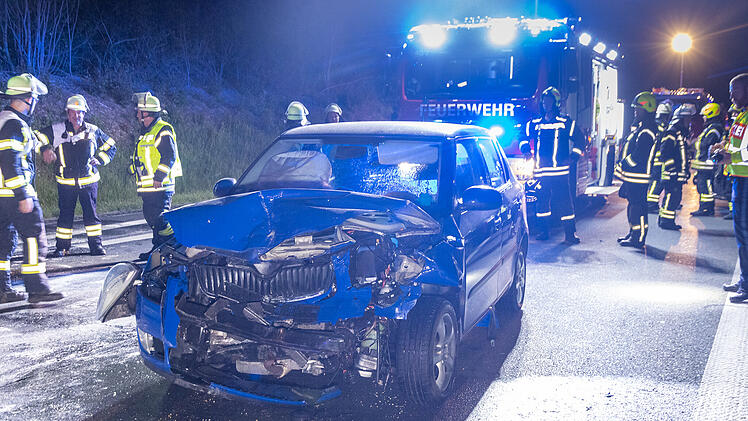 A73 bei Bamberg: Heftiger Auffahr-Unfall f&uuml;hrt zu Sperrung - 19-J&auml;hriger rast in Mercedes-Heck