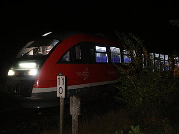 Kreis Ansbach: Auto von Zug erfasst - Fahrer bei Unfall verletzt