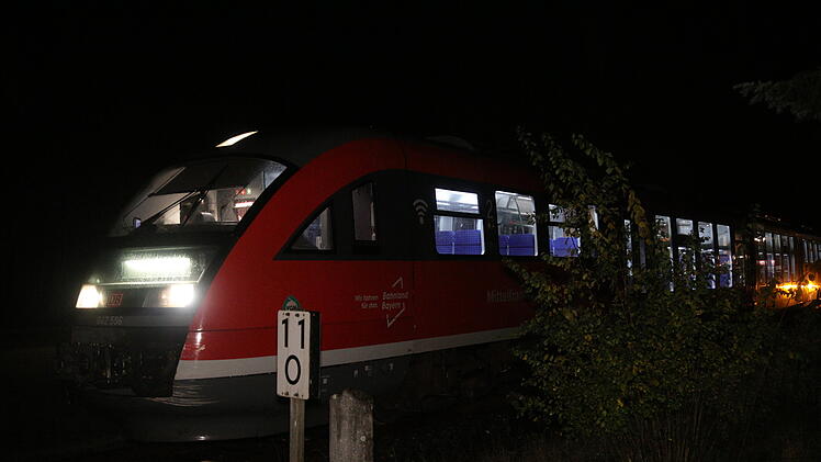 Kreis Ansbach: Auto von Zug erfasst - Fahrer bei Unfall verletzt