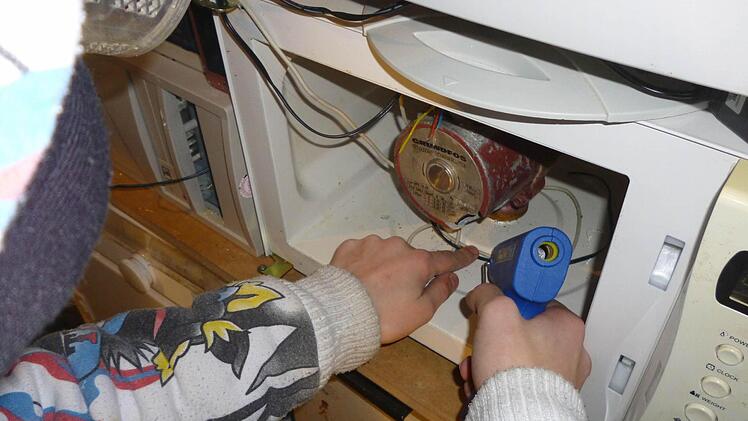 Hier wird das Herzstück des "Pacman", die Heizungspumpe, in den Stromfresser hineinmontiert.