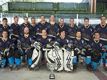 In die neue Spielzeit starten die Gaylords Höchstadt mit (hinten von links) André Lenk, Peter Riegler, Andreas Sicker, Lars Meergrün, Gerhard Glotz, Oliver Riebel, Boris Andersson, Florian Salzner, Patrick Reinmann und Paul Wenzel sowie (vorn von links) Michael Herzog, Florian Oeser, Andreas Beyer, Alexander Weiss, Sebastian Grau und Thilo Grau, die alle den Titel verteidigen wollen. Es fehlen Ronny Glaser, Daniel Sikorski und Stephan Hiendlmeyer.Foto: Picturedreams
