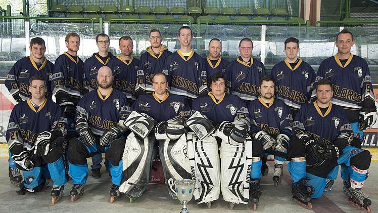 In die neue Spielzeit starten die Gaylords Höchstadt mit (hinten von links) André Lenk, Peter Riegler, Andreas Sicker, Lars Meergrün, Gerhard Glotz, Oliver Riebel, Boris Andersson, Florian Salzner, Patrick Reinmann und Paul Wenzel sowie (vorn von links) Michael Herzog, Florian Oeser, Andreas Beyer, Alexander Weiss, Sebastian Grau und Thilo Grau, die alle den Titel verteidigen wollen. Es fehlen Ronny Glaser, Daniel Sikorski und Stephan Hiendlmeyer.Foto: Picturedreams