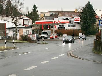 Fast genau an der Stelle, wo im Januar ein tödlicher Unfall passierte, wird eine weitere Lichtzeichenanlage an der B 303 errichtet. Foto: Archiv/ Matthias Beetz