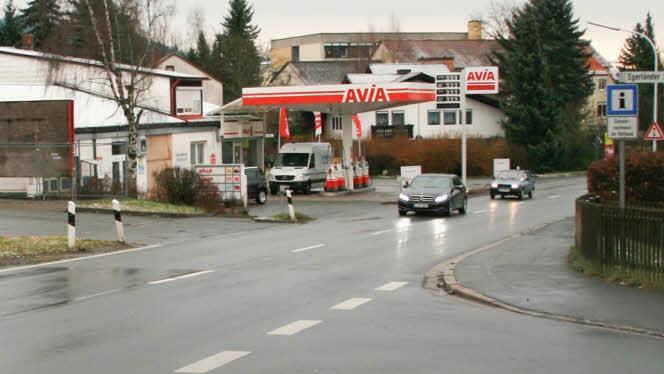 Fast genau an der Stelle, wo im Januar ein tödlicher Unfall passierte, wird eine weitere Lichtzeichenanlage an der B 303 errichtet. Foto: Archiv/ Matthias Beetz