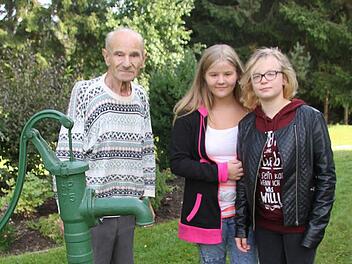 Gemeinsam mit Arno Herold schauen sich Celine Nüssel und Celine Bechmann noch einmal den Ort des Geschehens an. Es war ein Riesenglück, dass alles gut gegangen ist. Fotos: Sonja Adam