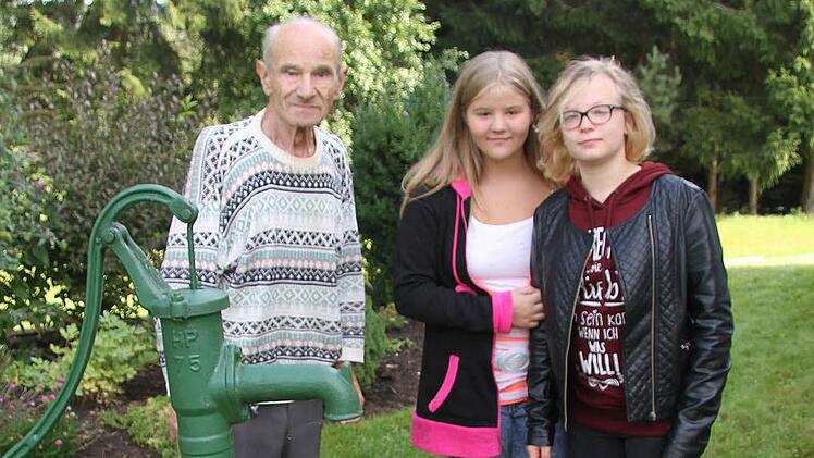 Gemeinsam mit Arno Herold schauen sich Celine Nüssel und Celine Bechmann noch einmal den Ort des Geschehens an. Es war ein Riesenglück, dass alles gut gegangen ist. Fotos: Sonja Adam