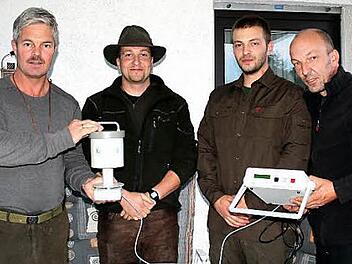 Kreisvorsitzender Michael Ament (links) freute sich, dass bei der Familie Fischer in Lichtenfels eine Becquerel-Messstelle stationiert werden konnte. Mit im Bild (nach rechts) Alexander Mitlehner, Andreas Fischer und Matthias Fischer  Foto: Dieter Radziej