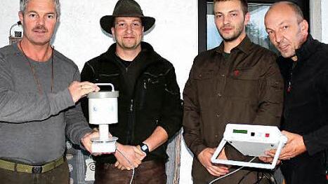 Kreisvorsitzender Michael Ament (links) freute sich, dass bei der Familie Fischer in Lichtenfels eine Becquerel-Messstelle stationiert werden konnte. Mit im Bild (nach rechts) Alexander Mitlehner, Andreas Fischer und Matthias Fischer  Foto: Dieter Radziej