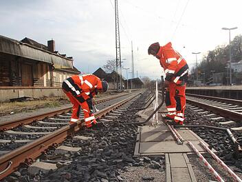 Der Coburger Bahnhof muss ICE-tauglich gemacht werden. Am Montag haben erste Vorarbeiten begonnen.Foto: Oliver Schmidt