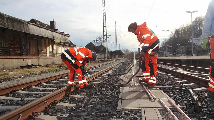 Der Coburger Bahnhof muss ICE-tauglich gemacht werden. Am Montag haben erste Vorarbeiten begonnen.Foto: Oliver Schmidt
