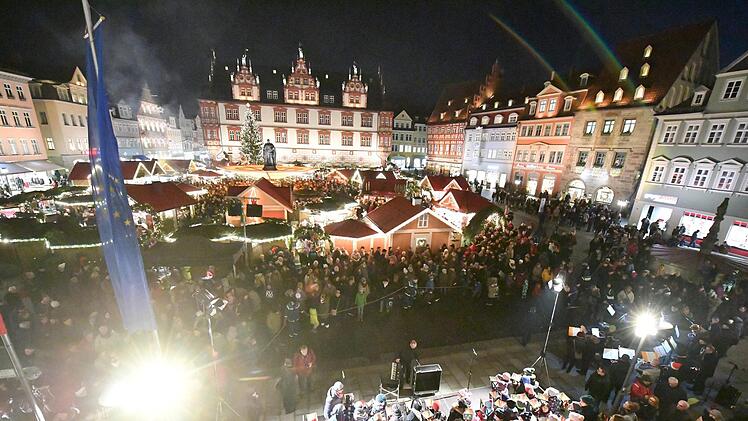 Impressionen von der Eröffnung des Coburger Weihnachtsmarktes. Foto: Ronald Rinklef