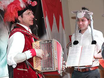 Oti Schmelzer, bei dem Bürgermeister Torsten Gunselmann als Texthalter fungieren durfte. Foto: Mathias Erlwein