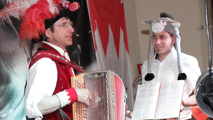 Oti Schmelzer, bei dem Bürgermeister Torsten Gunselmann als Texthalter fungieren durfte. Foto: Mathias Erlwein