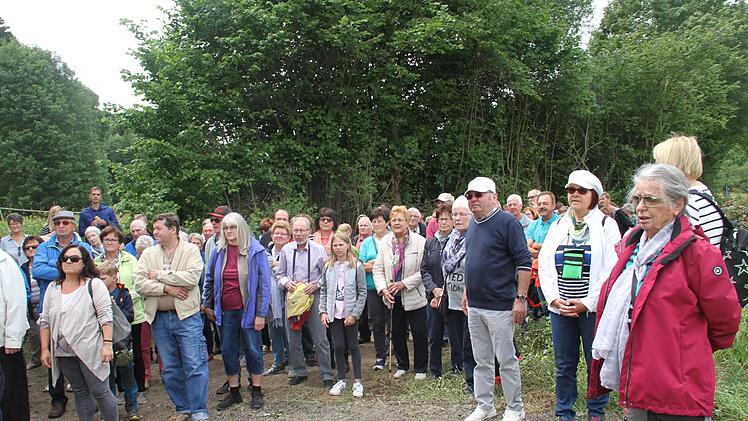 Rund 300 Personen fanden sich zur Führung mit dem ehemaligen Kreisfachberater für Gartenbau, Jupp Schröder, durch den Eichiger Felsengarten ein.  Foto: Gerda Völk