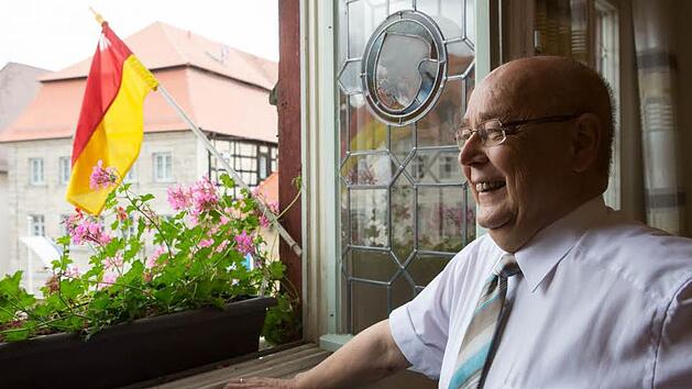 Verlor nie den Humor: Franz Stumpf -  wie ihn viele Forchheimer in Erinnerung behalten werden - beim  Blick  aus der Amtsstube. Foto: Barbara Herbst/Archiv