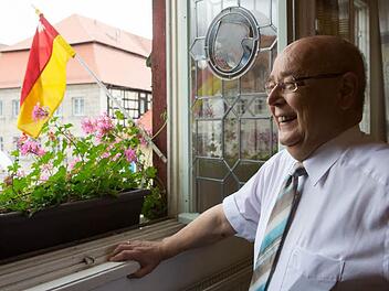 Verlor nie den Humor: Franz Stumpf -  wie ihn viele Forchheimer in Erinnerung behalten werden - beim  Blick  aus der Amtsstube. Foto: Barbara Herbst/Archiv
