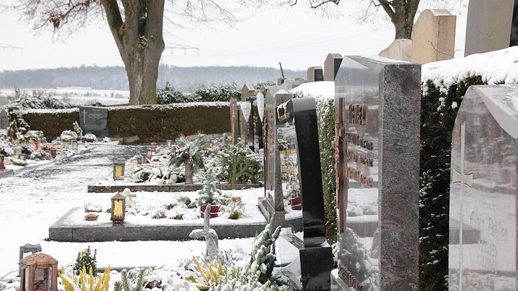 Auch weitere Grabsteine auf dem Gauaschacher Friedhof neigen sich bedenklich nach vorne.