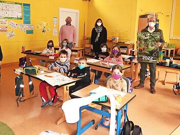 Bei der Vorstellung des Jahreskalenders in der Grundschule Burghaig: Buben und Mädchen in einer Klasse mit dem Vorsitzenden Peter Müller, Schulamtsrätin Kerstin Zapf, Jäger Christian Recker und Schulleiter Matthias Volk (von links)